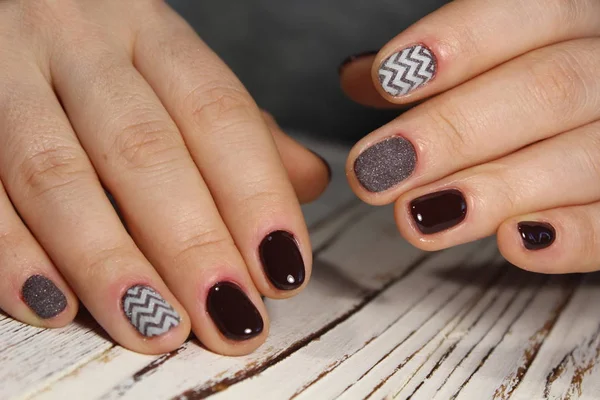 Modny Manicure Brązowy Kobiece Ręce Długie Paznokcie — Zdjęcie stockowe