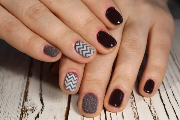 Modny Manicure Brązowy Białym Wzorem Gwoździe — Zdjęcie stockowe