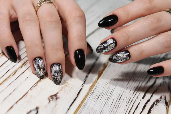 Mooie Zwarte Manicure Een Trendy Witte Achtergrond — Stockfoto