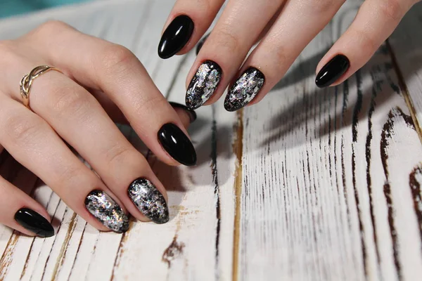 Mooie Zwarte Manicure Een Trendy Witte Achtergrond — Stockfoto