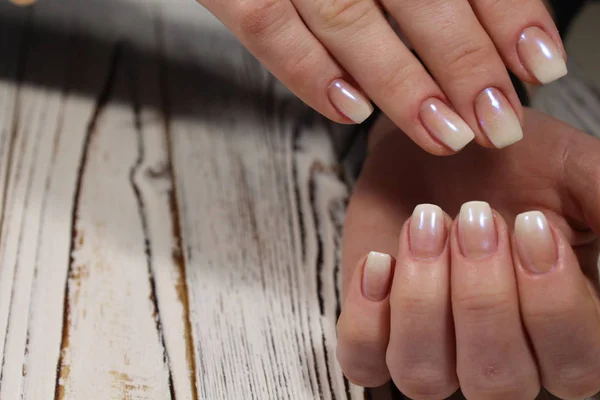 Piękny Manicure Francuski Modne Białe Tło — Zdjęcie stockowe