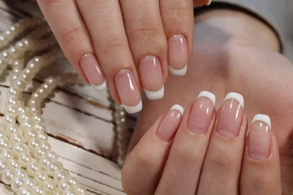 Sexy Francuski Manicure Długo Piękne Paznokcie — Zdjęcie stockowe