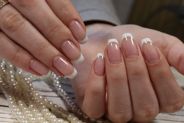 Delikatny French Manicure Piękne Kobiece Dłonie — Zdjęcie stockowe