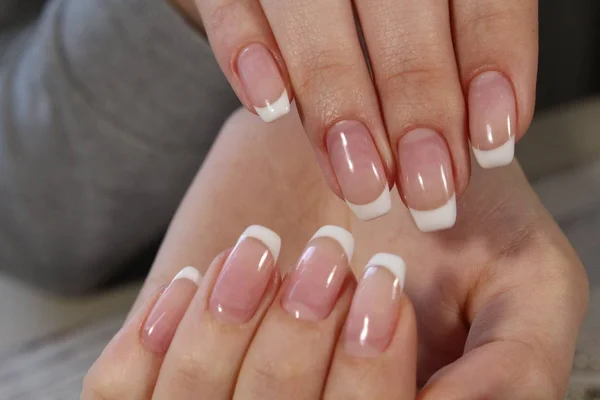 Sexy Francuski Manicure Długo Piękne Paznokcie — Zdjęcie stockowe