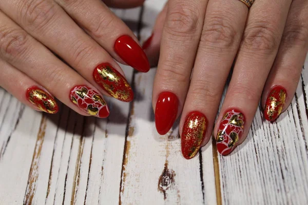 Hermosa Manicura Roja Las Uñas Largas Con Patrón —  Fotos de Stock