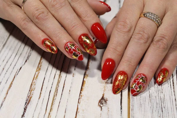 Manicura Para San Valentín Rojo Con Oro Corazón —  Fotos de Stock