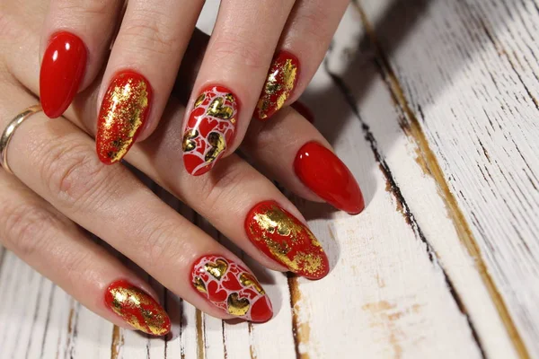 Hermosa Manicura Roja Las Uñas Largas Con Patrón —  Fotos de Stock