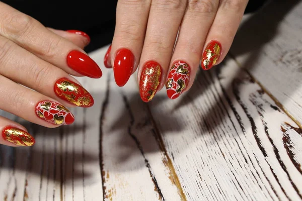 Manicura Para San Valentín Rojo Con Oro Corazón —  Fotos de Stock