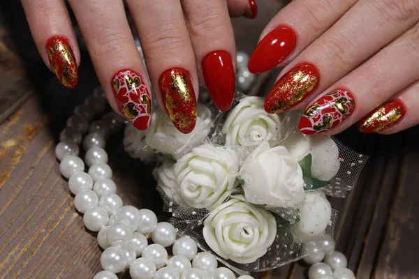 Manicure San Valentino Rosso Con Oro Cuore — Foto Stock