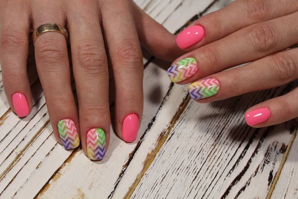 Trendy Roze Nagels Met Een Ontwerp Van Multi Gekleurde Patroon — Stockfoto