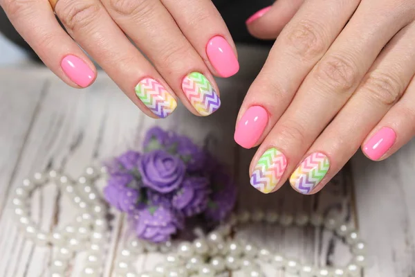 Trendy Roze Nagels Met Een Ontwerp Van Multi Gekleurde Patroon — Stockfoto