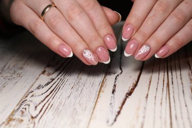 Uzun güzel tırnaklar üzerinde İncili Fransız manikür