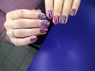 Güzel dokusal arka plan üzerinde şık manikür çivi