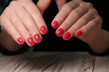 güzel jel cila manikür moda dokulu bir arka plan üzerinde