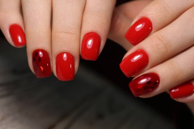 güzel jel cila manikür moda dokulu bir arka plan üzerinde