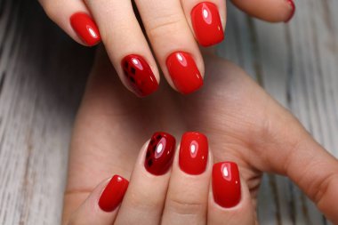 Güzel dokusal arka plan üzerinde şık manikür çivi