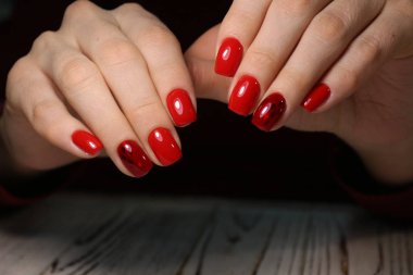 Güzel dokusal arka plan üzerinde şık manikür çivi