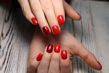 Beyaz dokusal arka plan üzerinde moda manikür çivi