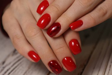 modaya uygun doku arka plan üzerinde uzun tırnaklar manikür