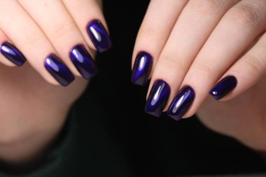 güzel jel cila manikür moda dokulu bir arka plan üzerinde