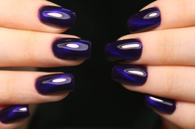 Beyaz dokusal arka plan üzerinde moda manikür çivi