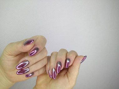 Beyaz dokusal arka plan üzerinde moda manikür çivi