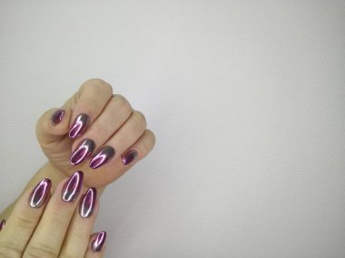 Beyaz dokusal arka plan üzerinde moda manikür çivi