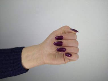 Uzun, güzel tırnaklara manikür tasarımı.