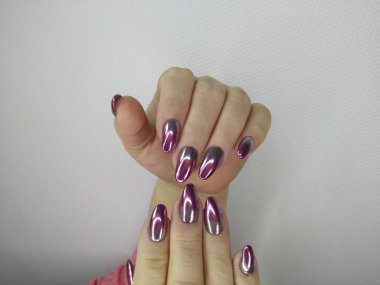 Uzun, güzel tırnaklara manikür tasarımı.