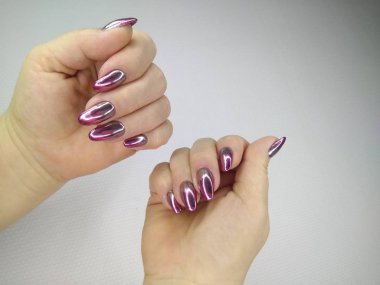 Uzun, güzel tırnaklara manikür tasarımı.