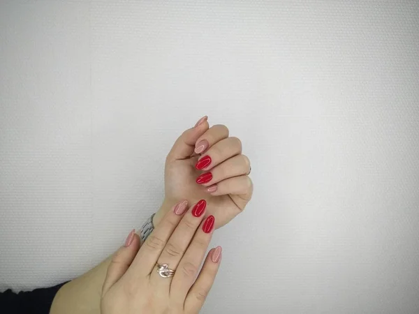 Ongles Manucure Mode Sur Fond Texturel Blanc — Photo