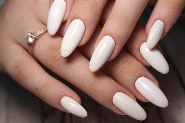 modaya uygun doku arka plan üzerinde göz alıcı güzel manikür