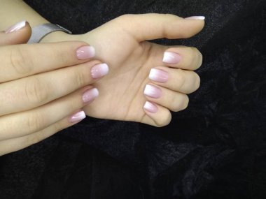 modaya uygun doku arka plan üzerinde göz alıcı güzel manikür