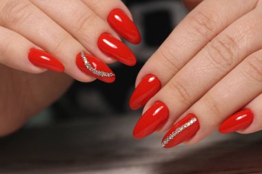 Arkaplanda güzel bir manikür, şık bir dokuda.