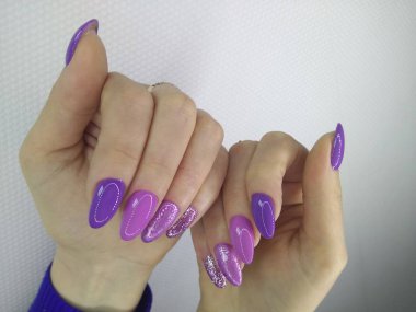 Arkaplanda güzel bir manikür, şık bir dokuda.