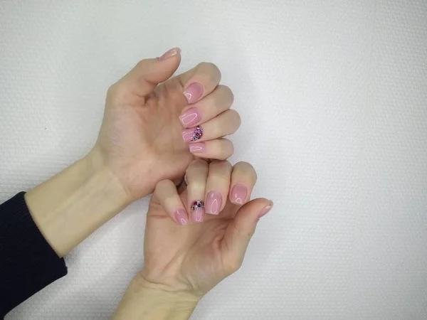 Modny beżowy manicure — Zdjęcie stockowe