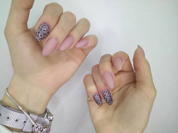 Piękny beżowy manicure — Zdjęcie stockowe