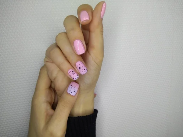 Красивые розовые ногти — стоковое фото