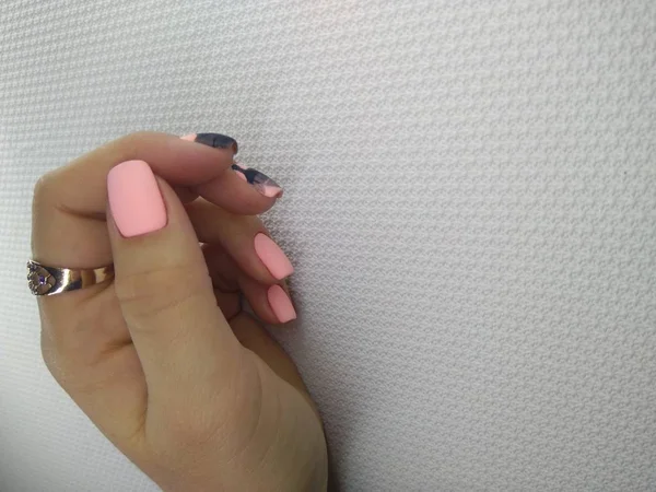 Красивые розовые ногти — стоковое фото
