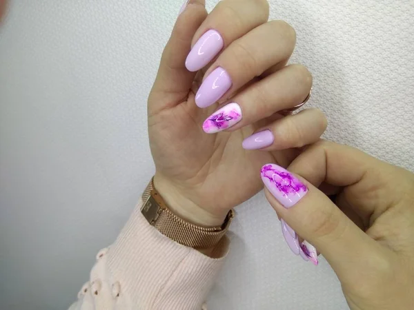 Hermosas uñas rosadas —  Fotos de Stock
