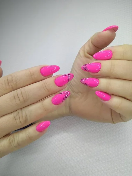 Modieuze roze nagels — Stockfoto