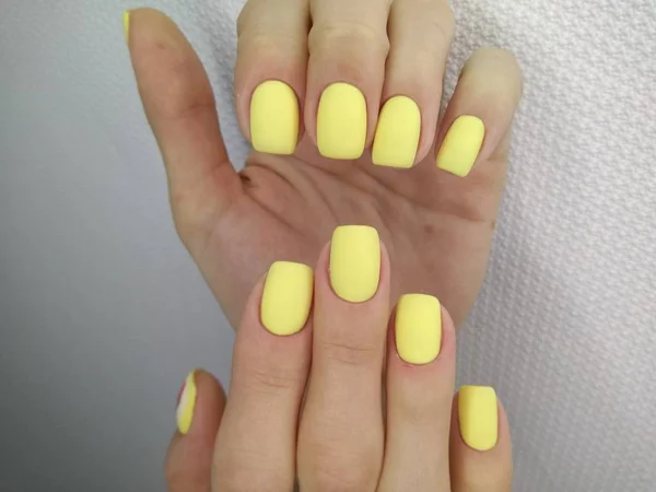 Hermosa manicura amarilla — Foto de Stock