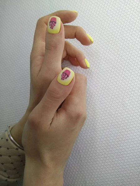 Bella manicure gialla — Foto Stock