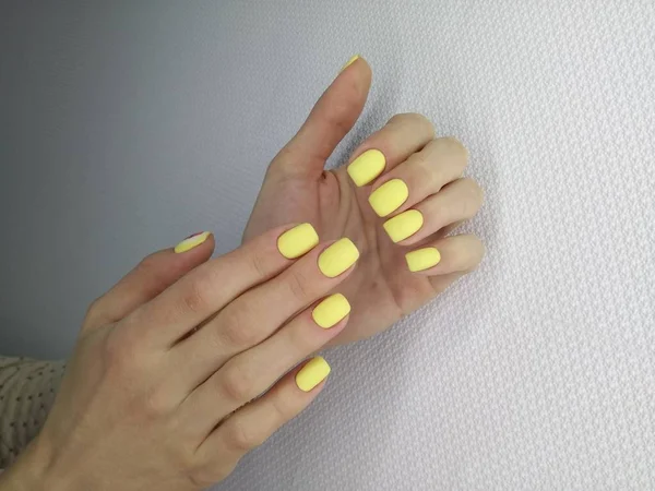 Modny żółty manicure — Zdjęcie stockowe