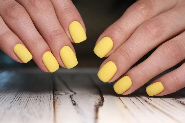 Manicure amarelo glamouroso — Fotografia de Stock