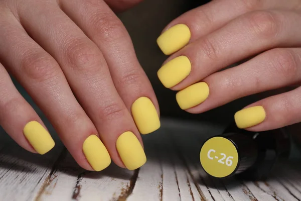 Manicure giallo glamour — Foto Stock