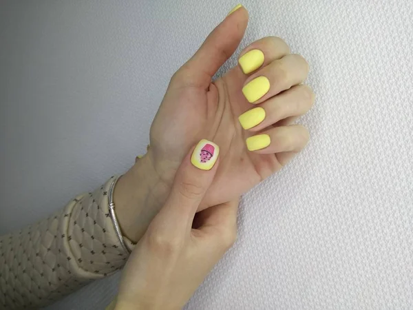 Disegno su manicure gialla — Foto Stock