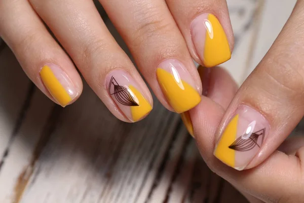 Manicure amarelo glamouroso — Fotografia de Stock