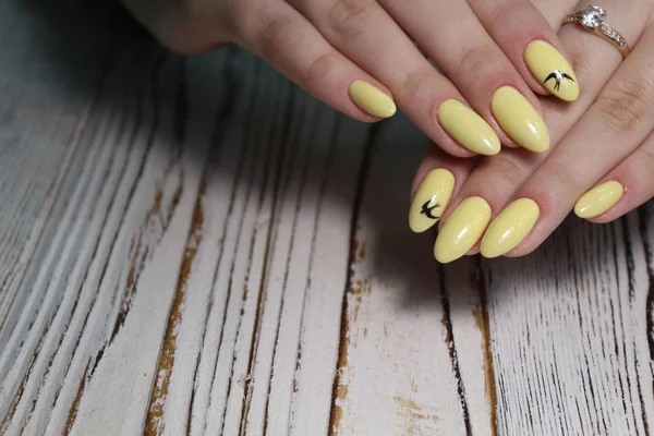 Mooie gele manicure — Stockfoto