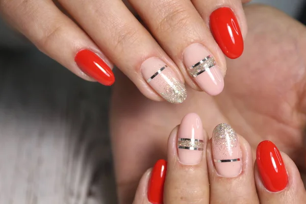 Fantastiska naturliga naglar. Kvinnors händer med ren manikyr — Stockfoto
